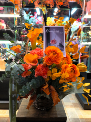 Корзина из ранункулюсов, калл, тюльпана, гвоздики, эвкалипта.